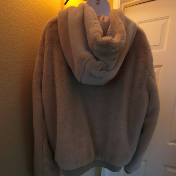 Blanc Noir   sheered faux furJacket  Super soft  NWOT 🤍🤍🤍🤍🤍✨ - Picture 6 of 13